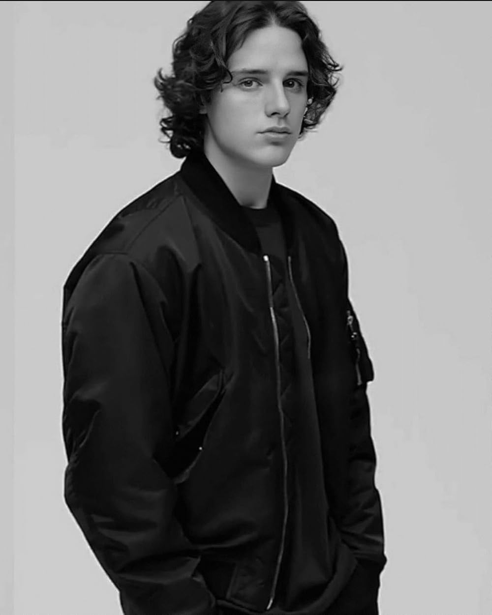 eightcheetah's tweet photo. @fiendformojitos Harry Collett lowkey perfect book Jon https://t.co/Vjv7tTOeFs