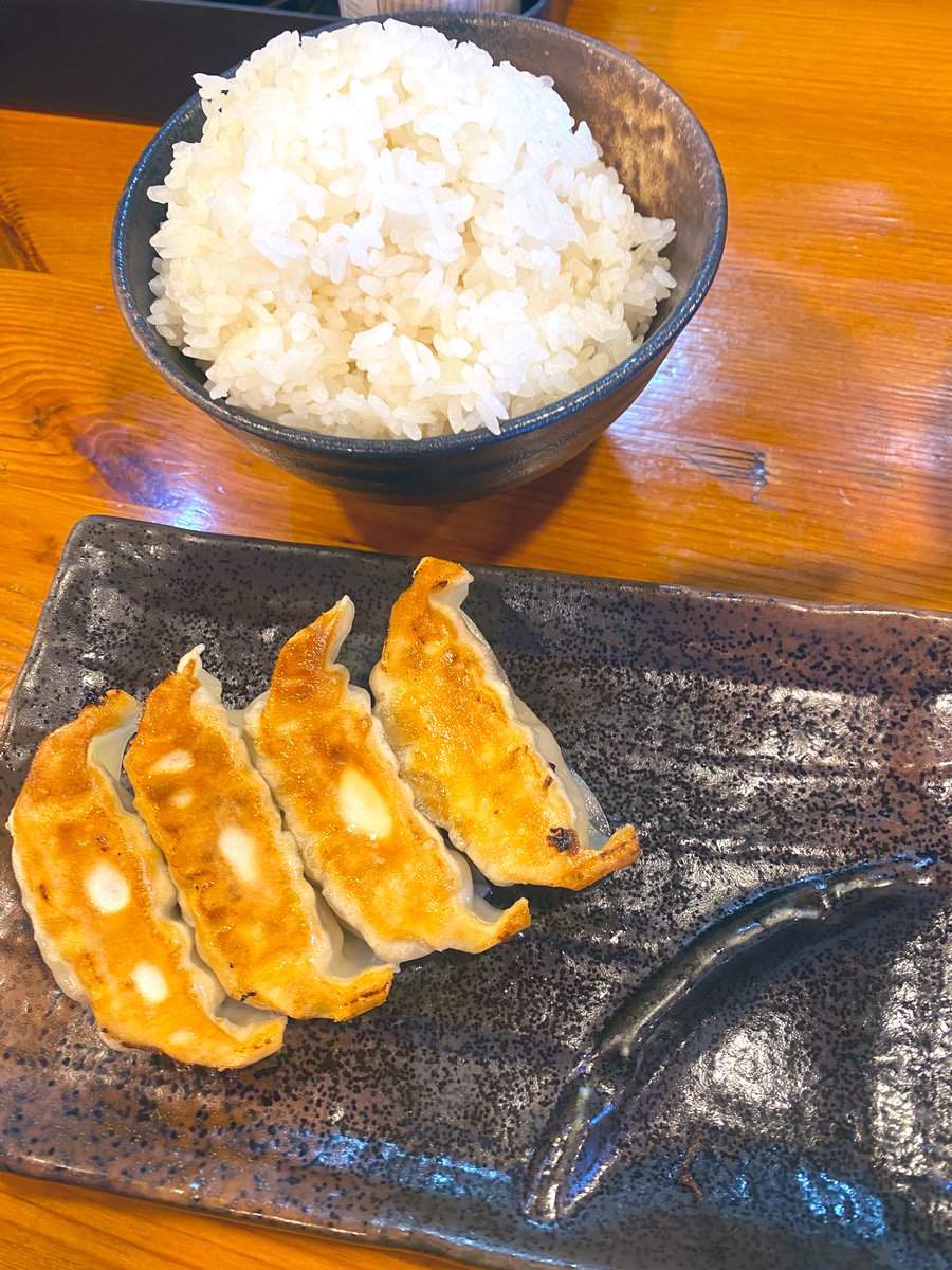 今日のお昼は池めん掛川店さんへ。
台湾豚骨ラーメンとクーポンで餃子サービス。ライスと漬物、トッピング類はバイキング形式で食べ放題でございます。
疲れてたのでニンニクガッツリいきました！今日も頑張れそうです！ご馳走様でした🙏