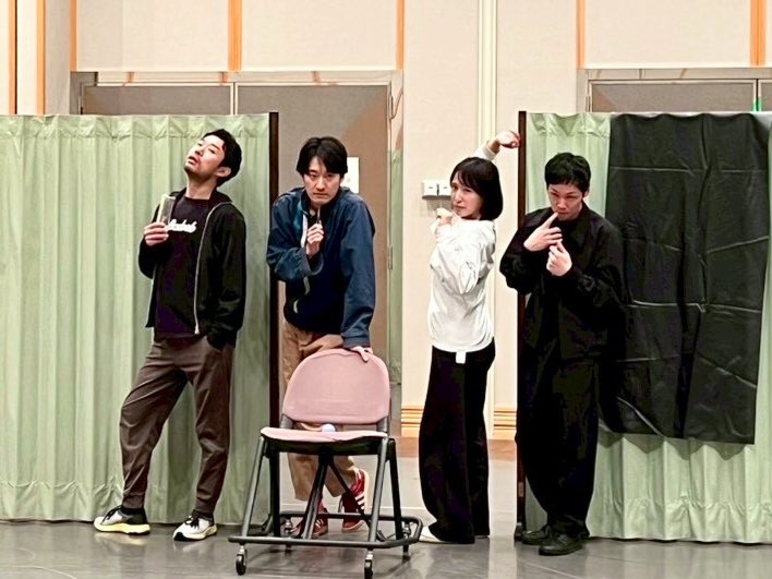 カッコつけたはずの写真。思い思いのカッコいいが渋滞。これは10日前くらいの写真、そしてあと10日ほどで初日　まだまだごろっとガラッと育っています🌿
観にきてください🔥

範宙遊泳
われらの血がしょうたい
𝟮/𝟮𝟭~𝟯/𝟭
三軒茶屋 シアタートラム
🏠🧬🌝