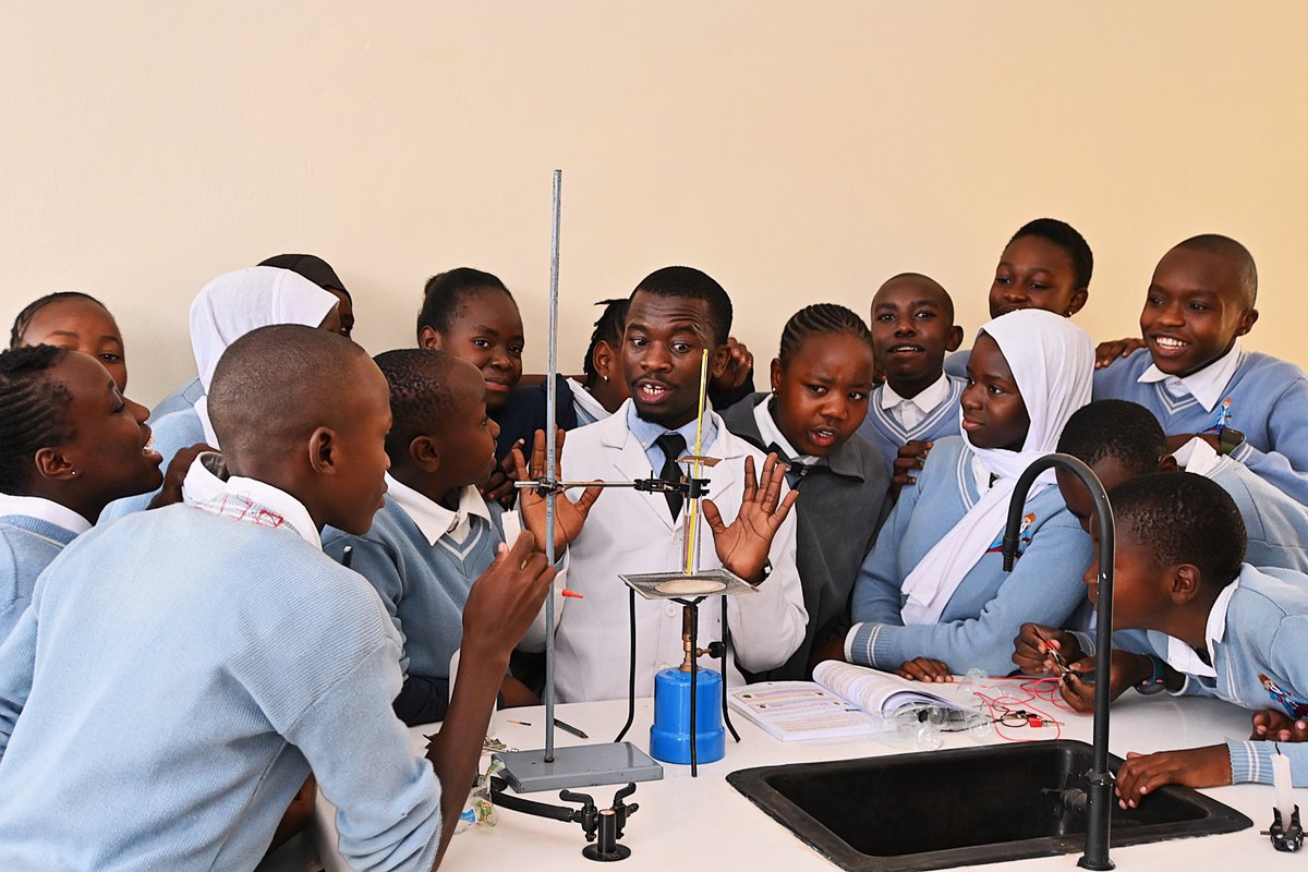 avsi_kenya's tweet photo. Science shapes the future.
Through the #DistanceSupportProgram, @FondazioneAVSI supports partner schools with microscopes & lab materials to enhance practical learning. For 3,000+ children in Kenya, the program also means school fees, feeding programs, & better infrastructure. https://t.co/LVCfEg8vYq