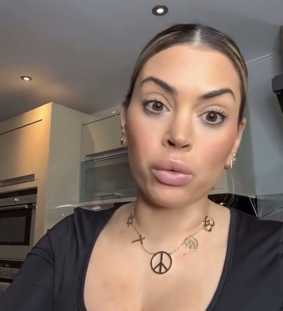 mélanie qui va en profiter pour ressortir son collier pref