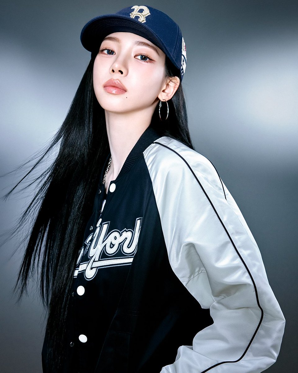AESPA_TH's tweet photo. MLB เปิดตัวคอลเลกชั่น Spring/Summer 2026 ภายใต้คอนเซ็ปต์ “Move into Spring” ถ่ายทอดความสมดุลระหว่างโวลุ่มที่โดดเด่นและความ effortless ผ่���นเสน่ห์ในแบบฉบับของ KARINA💙
#MLBThailand #MLBcrewth #MLBSS26 #MLBKARINA #MLBMeowingBeanie #KARINAWindbreaker #MLBwithKARINA https://t.co/kCOxKuaRny