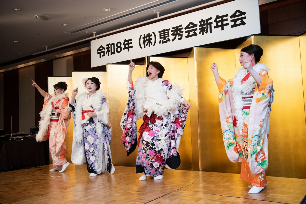keishukai's tweet photo. #恵秀会 は2/7毎年恒例の新年会＠ハイアットリージェンシー東京にて開催🍻今年は来賓11名様、お弟子の着付師34名の合計45名が参加✨お弟子たちの表彰からスタート、余興あり、空くじなしの抽選会もあり🎵最後は恒例の「恵秀会音頭」を歌って踊って締めくくり✨今年もいい年になりますように🍀 https://t.co/JBFNDxiQmf