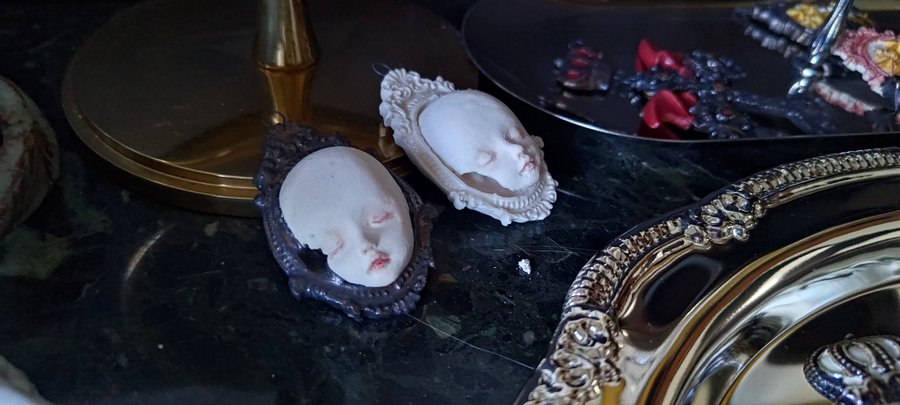 ゴシックラインを #黒鳩舎 に昨日思いつき5秒で命名してみたのですが
わざわざ使う機会があるのかな!?ってなりましたｗ
ゴシックライン黒鳩舎
クラシック＆スイートライン白鳩舎🕊️
次はブースの半分でラインを分けた展示をしてみようかな✨とロマアラの楽しかった思い出と次の楽しみで考えております♥