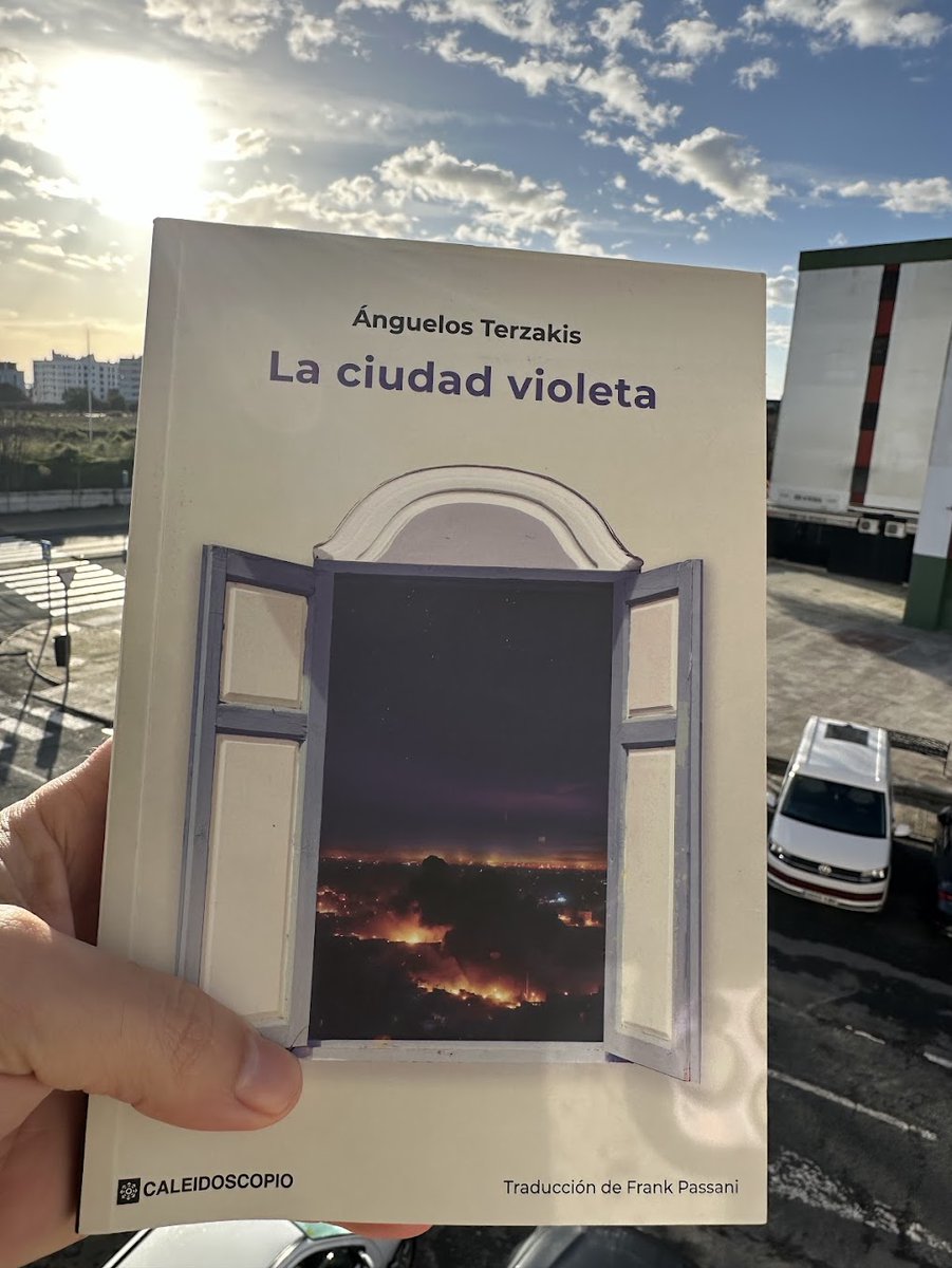 Mojarromero's tweet photo. Pasé las navidades en #Huelva leyendo estas dos maravillas: los diarios heterodoxos de @JoaquinCamposR publicados por @Srscottlibros , y este clásico de la novela griega moderna, traducida por @francescpassani y publicada por @caleidoscopioEd   Muy recomendables. https://t.co/TCccKgjCH0