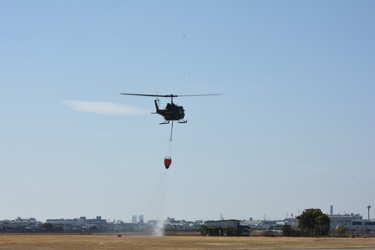 JGSDF_YAO's tweet photo. 中方ヘリコプター隊は「ファイヤーフレックスタンク」を使用した #空中消火 訓練を実施しました
操縦士は水のうを口が狭いタンクの中に入れる必要があり、そのためには操縦士と機上整備員の連携と操縦士による高い飛行技術が必要です
写真は水のうをタンクに入れ取水し、模擬火点に放水する様子です https://t.co/6erBUL5uVs