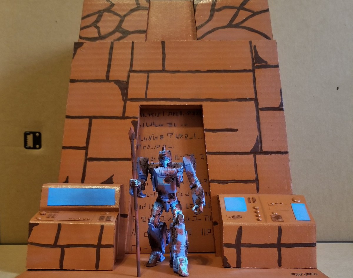 MoggyZpartuss's tweet photo. If Cybertron be your home, far away never roam. Hear my message, listen and fear. Danger comes, the end is near! Just like us, you soon will rust. All shall be turned to dust. #hologram #cosmicrust #transformers #G1 https://t.co/8srXx2FpuE