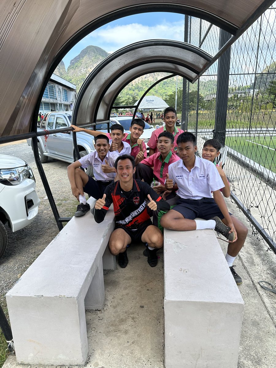 Today students from the Phang Nga Sports School met and chatted with their favourite player Thanasit Whongpol 

We Weren’t Born To Follow 

#prideofphangnga #phangnga #Thailand 
#football