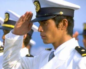 gucci0421777's tweet photo. 「水中は、本当に甘くなかった」のである。

映画『海猿』で海上保安官・仙崎大輔を演じた伊藤英明は、撮影前に本格的なダイビング訓練を受けている。単なるフォーム確認ではなく、実際の救助現場を想定した潜水トレーニングであった。重いボンベと装備を背負い、視界の悪い水中での動作、緊急時の対処法まで徹底的に学んだのである。

撮影はプール内だけでなく、実際の海でも行われた。海は常に状況が変化する環境である。潮流、波の高さ、水温、濁り——そのすべてが危険要素となる。

水中撮影では
・視界がほぼゼロになることがある
・呼吸の乱れが体力を急激に奪う
・潮に流され位置を保つのが困難になる

といった状況が現実に起きていたのである。

伊藤自身も後年、「水の怖さを思い知った」と語っている。水中では言葉は届かず、合図も限られる。パニックは即座に酸素消費を増大させ、命に直結する危険を伴う。安全管理は徹底されていたが、それでも精神的緊張は極限状態であったという。

それでも彼は多くのシーンを自ら演じた。リアリティを最優先にした選択である。その覚悟が映像に緊迫感を与え、『海猿』は大ヒットを記録。シリーズ化され、伊藤英明＝海の男というイメージが確立されたのである。

スクリーンに映るヒーローの姿の裏には、本物の恐怖と向き合った時間があったのである。