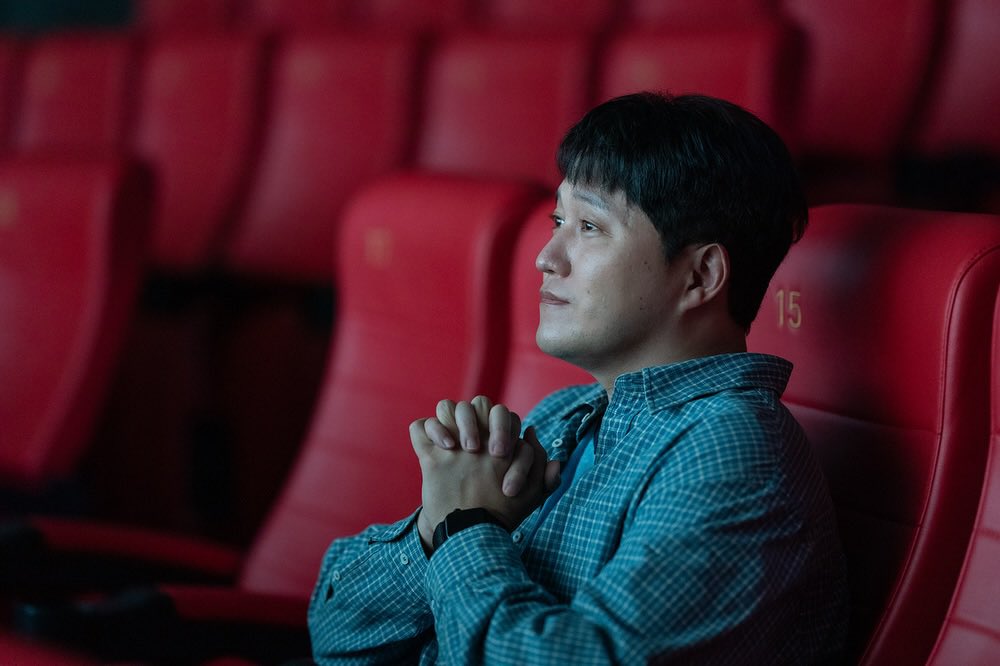 극장의 시간들 🦍 [침팬지] 3월 18일 개봉
2000년 광화문에서 영화로 맺어진 세 친구와, 
2025년 감독이 된 고도가 다시 마주한 ‘침팬지 이야기’

티캐스트 인스타그램  #김대명 #극장의시간들