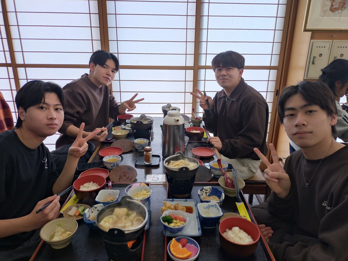 bunsekikagaku's tweet photo. お昼は国宝宇佐神宮に「かくまさ」にてお食事をいただきました😊
揚げたてのとり天美味しかった〜
#国内研修旅行
#お昼 https://t.co/jQWWiTaKbk