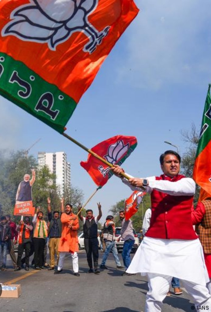 कमबख़्त हर ररैली मेँ पूछता था की कांग्रेस ने पिछले 70 साल में क्या बनाया है. पर ये किसको पता था की वो बेचने के लिए पूछ रहा है
