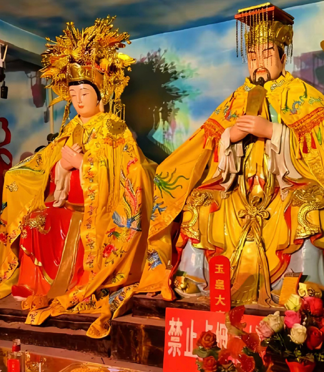 DrZhou_fengshui's tweet photo. 腊月二十五接玉皇，有缘同时遇见两位，2026你苦尽甘来，峰回路转👍 ​​

#腊月 #玉皇 #道教 #修行 https://t.co/jOEk2KGpQ3