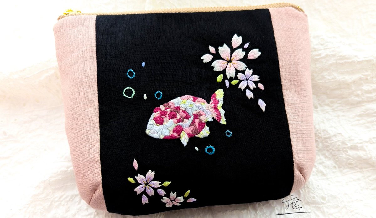 納品中のポーチ②
ミニポーチのダルマはリップクリームや飴、絆創膏など小さいものを入れるのに向いています。

桜錦金魚は16cmのダーツ入り、マチ付きよりも嵩張らない便利なサイズです。
ふかふかしているので割れやすいものを持ち運ぶときにも。

#桜フェスF
<a href="/hakomittsu/">手作り雑貨店 hakomittsu.(中崎町)</a> 様アトリエ開催中🌸