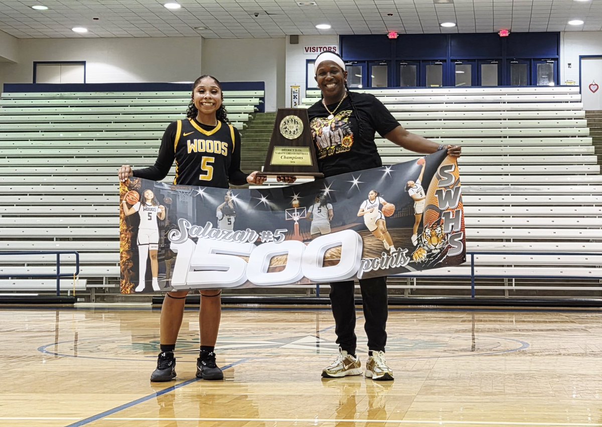 girls_woods's tweet photo. OMG WHAT A GAME! We will take it though! Congrats ladies & @Anjalena_2026 on your 1500 pts! BACK 2 BACK UNDEFEATED DISTRICT CHAMPS! Top scorers @Anjalena_2026 25 pts, @itzzkayla13 12 pts @SpringWoodsHigh @CoachRohrs @sbisdathletics @SwhsClub #WE ๐๐๐๐๐ค https://t.co/2FZsMg68Nq