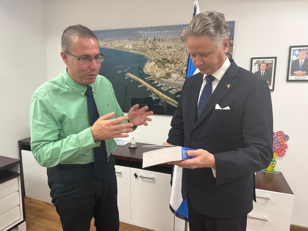 The Ambassador of the EU to Singapore <a href="/ArtisBertulis/">Artis BertulisEU</a> visited our Embassy this morning and met with Ambassador <a href="/AmbHazan/">Ambassador Eli Vered Hazan 🇮🇱</a> for a formal welcome to Singapore!

While we have already begun our work together, there is still much experience to be exchanged and areas of interest to
