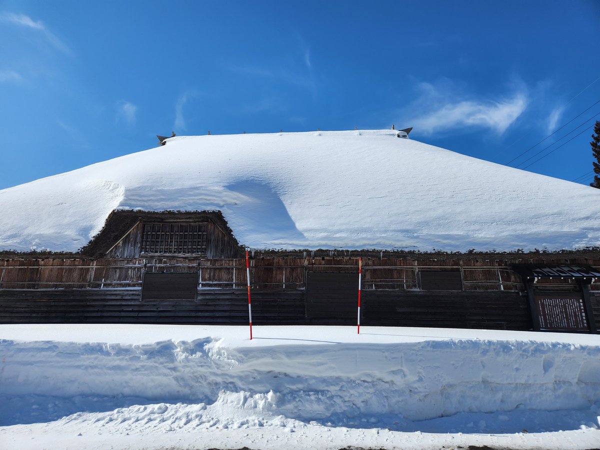 長野の塩の道、牛方宿

家族皆でスキーに行っています。
今日は3日目⛷️

でも実際は、2人の姪の子守で、
今だに、ソリ遊びしかしてませんww
姪を乗せて、ゲレンデを🛷滑降しております！
もともと、私は小さい頃からソリの達人と呼ばれていたけど（最後は立って乗っていた）その力が謎に役にってるぜ💪