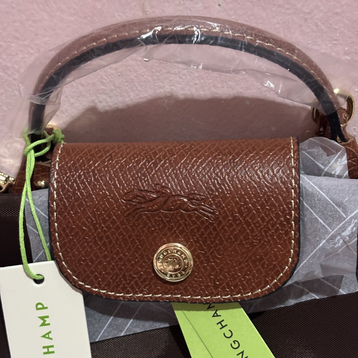 floreacips's tweet photo. wts • want to sell

💫 longchamp mini pouch ( NEW ) &amp; warna ebony ( best seller &amp; limited )
💸 300k
📍jawa barat

• ukuran Mini/Xtra Small Size
• sudah include strap 
• ziper ykk, semua hardware termasuk strap sudah ukir longchamp https://t.co/VTSt90ymxb