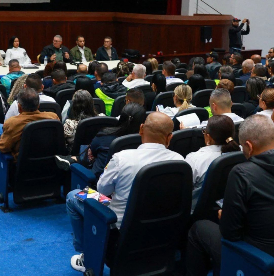 🚨 Encuentro de Trabajo Impulsa Gobierno de Acción Alimentario en Venezuela 🇻🇪

El Ministro M/G Carlos Leal Tellería se reunió con estructuras territoriales de los 24 estados en Caracas. Se discutieron estrategias para asegurar que el alimento llegue a cada hogar.c