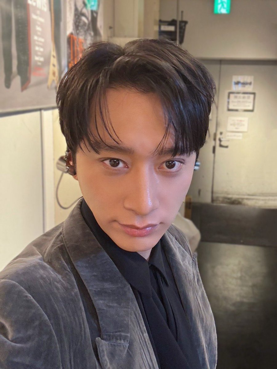 CHANSUNG’s Birthday Night 20269️⃣
＃チャンソン💜はベトナム🇻🇳映画に出演
監督さんは韓国の方で撮影も韓国でするとの事←３月〜４月の撮影分かと
昼の部で汗💦一杯かいてて、ペンちゃんからジャケット脱いだらと言われて脱いだ衣装です