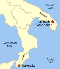 florentiafl's tweet photo. ΠΩΣ ΜΠΟΡΕΙΣ ΝΑ ΑΠΟΚΤΑΣ ΕΘΝΙΚΗ ΣΥΝΕΙΔΗΣΗ ΕΝΩ ΤΟ ΕΘΝΟΣ ΣΟΥ ΔΕΝ ΥΠΗΡΧΕ; = Μέρος Β΄: Οι "Griko" και οι "Αρμπερές". Δεν θα είναι υπερβολή αν τους χαρακτηρίσουμε τους τελευταίους "ζωντανούς" κρίκους που συνδέουν την Ιταλία με την Ανατολή (Ελλάδα και Βαλκάνια).
Οι μεν, οι Griko, νιώθουν συνεχιστές της αρχαιότητας. Σε κάποια χωριά στην Καλαβρία όπου στην ουσία συνυπάρχουν με τους Αρμπερές, λένε χαριτολογώντας "Εμείς είμαστε οι παλιοί ιδιοκτήτες, αυτοί είναι καλεσμένοι που έμειναν για πάντα".
Οι δε, οι Αρμπερές, "έχτισαν" μια εθνική ιδέα για να επιβιώσουν, και θεωρούν τους εαυτούς τους απόγονους των Αλβανών προσφύγων του Μεσαίωνα.
Και οι δυο όμως, αποτελούν κομμάτι της ιστοράς μας που "πάγωσε" στον χρόνο μακριά από τα σύνορα της Ελλάδος.
Ας δούμε κάποια γενικά στοιχεία :
"Arbereshe" = Αυτό είναι το όνομα που χρησιμοποιούν στην καθημερινότητά τους και στη γλώσσα τους (Arberisht).
Όταν έχουν συναλλαγές με το ιταλικό κράτος παίρνουν το επίσημο όνομα "Italo Albanesi" για να δηλώσουν την ιταλο-αλβανική τους ταυτότητα.
Αν ρωτήσεις τους Ιταλούς, τους αποκαλούν Αλβανούς της Ιταλίας ή σκέτο Albanesi (Αλβανοί), ειδικά εκείνους που μιλούν ιταλικά και τονίζουν την καταγωγή τους από τον Γεώργιο Καστριώτη (Σκεντέρμπεη).
Οι Griko τώρα, δηλαδή οι Έλληνες της Κάτω Ιταλίας συνδέονται με την κληρονομιά της Μεγάλης Ελλάδας και του Βυζαντίου και χρησιμοποιούν δυο βασικά ονόματα : - Griko ( ή Grico) που χρησιμοποιείται κυρίως στην Απουλία (περιοχή Σαλέντο) και όπως αντιλαμβάνεστε προέρχεται από το λατινικό Graecus και δηλώνει την ελληνική τους ταυτότητα.
Αν επισκεφθείς την Καλαβρία (περιοχή Μποβέσια) θα ακούσεις να τους λένε "Grecanici".
Και υπάρχει και ένας πιο επίσημος όρος, που υποδηλώνει τον συνδυασμό της ελληνικής γλώσσας με την τοπική καλαβρέζικη ταυτότητα : Greco-Calabri.
Δυο λοιπόν ζωντανοί κρίκοι που ενώ αναγνωρίζονται και οι δυο από το Ιταλικό Σύνταγμα (Νόμος 482/1999) ως ιστορικές γλωσσικές μειονότητες, οι ίδιοι γνωρίζουν καλά τη διαφορά τους : Οι πρώτοι, νιώθουν "Αλβανοί στην καρδιά" που ήρθαν ως πρόσφυγες, ενώ οι δεύτεροι νιώνουν "Έλληνες από πάντα" που παρέμειναν στην περιοχή από την αρχαιότητα .
Μιλούν την ίδια γλώσσα; Όχι φυσικά. Οι γλώσσες τους έχουν διαφορετική προέλευση, ρίζα και δομή.
Η κύρια διαφορά τους είναι ότι τα Griko είναι ελληνική διάλεκτος, ενώ τα Arbëresh είναι αλβανική διάλεκτος.
Η γλώσσα Griko (ή Κατωιταλική Ελληνική) είναι μια μοναδική διάλεκτος που συνδυάζει στοιχεία από την Αρχαία Ελληνική (Δωρική), τη Βυζαντινή Ελληνική και την Ιταλική.
Όταν ρώτησα αν θα μπορούσα να βρω ένα λεξικό όσο βρισκόμουν μαζί τους με παρέπεμψαν στους πολιτιστικούς συλλόγους και στον "geronta"...Και επισκέφτηκα τρεις πολιτιστικούς συλλόγους αλλά φυσικά και τον geronta!
Οι πολιτιστικοί σύλλογοι έχουν κάνει αξιέπαινες προσπάθειες καταγραφής της γλώσσας τους, εκδίδοντας λεξικά και εγχειρίδια γραμματικής. Αυτός είναι ο βασικός τρόπος για να σωθεί από την εξαφάνιση, όπως είπαν, αλλά και για να βοηθηθούν οι νέοι να μάθουν τη γλώσσα των παππούδων τους.
Ο Gerontas, πραγματικά μου θύμισε τον Παπαφλέσσα! Και επειδή ήταν η έκπληξή μου μεγάλη και φάνηκε, χαμογελώντας μου έφερε να μου δείξει μια φωτογραφία που είχαν φτιάξει τα δισέγγονά του που τους έδειχνε να είναι δίπλα δίπλα...
Εκείνος λοιπόν, μου είπε ότι αν ήθελα να βρω τη "βιβλο" της διαλέκτου, και αφού έχω συνεργασία με το Πανεπιστήμιο της Ρώμης, να πάω και να προμηθευθώ το Lexicon Graecanicum Italiae Inferioris του Rohlfs (το αναφέρω για όποιον ενδιαφέρεται και για κανέναν άλλο λόγο) όπου εκτός από την καταγραφή χιλιάδων λέξεων, αναφέρει και την ετυμολογία τους από την αρχαιότητα.
Για να μη σας ζαλίζω περισσότερο ως γενικές πληροφορίες παίρνουμε τις εξής :
- Αν και η ρίζα είναι ελληνική οι περισσότεροι Griko χρησιμοποιούν το λατινικό αλφάβητο για την αποτυπώσουν. Βεβαίως κάποιοι την γράφουν και με ελληνικούς χαρακτήρες αλλά όσοι έχουν θέμα με την "ορθογραφία" (εγώ δεν έχω αφού είμαι "εκτελεστής" της) θα δυσανασχετήσουν.
- Διατηρεί λέξεις που έχουν χαθεί στα νέα ελληνικά
- Θεωρείται απειλούμενη από την UNESCO, αν και γίνονται προσπάθειες (και μέσω της μουσικής, τα γνωστά φεστιβάλ δηλαδή)
(Μια πρόσθετη πληροφορία : Το Πανεπιστήμιο Ιωαννίνων συνεργάζεται με το Πανεπιστήμιο του Salento προσπαθώντας να εκδόσουν επιστημονικά γλωσσάρια που συγκρίνουν τα Griko με τα Νέα Ελληνικά).
Η γλώσσα μιλιέται στο Σαλέντο (Απουλία) συγκεκριμένα στη Grecia Salentina, και στην Καλαβρία, συγκεκριμένα στη Bovesia (στα βουνά του Ασπρομόντε, πιο "αρχαϊκή" στη δομή της)
------------------------------
Όπως καταλάβατε αν κάποιος επισκεφθεί τη Grecia Salentina, μπορεί να καταλάβει το νόημα πολλών προτάσεων, αν και η προφορά θυμίζει έντονα ιταλικά και μάλιστα ιταλικά νότιας Ιταλίας.
Ίσως θα έπρεπε αυτό να το θεωρήσω ως παράθεμα καθώς δεν αφορά το θέμα του νήματος, αλλά ξέροντας ότι τους Griko θα τους χρησιμοποιήσω και αργότερα στο νήμα σε σχέση με τους Αρβερές, βρήκα μια ευκαιρία να σας πω λίγα πράγματα...
Η συνέχεια αύριο!
Καλημέρα σε όλους!