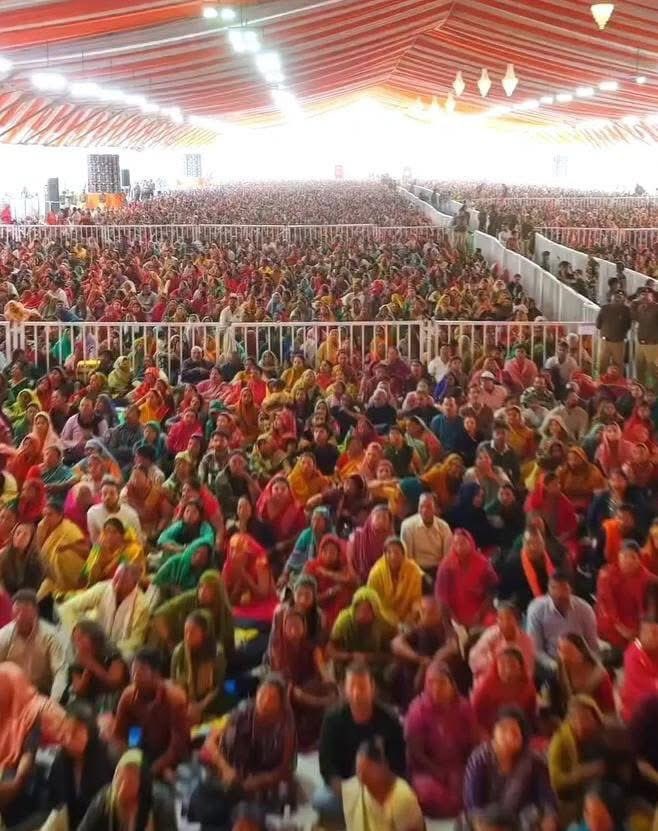 ग्वालियर जिले के डबरा में श्री नवग्रह प्राण प्रतिष्ठा एवं अलौकिक–दिव्य मंदिर के लोकार्पण के पावन अवसर पर आयोजित शिव महापुराण कथा में सम्मिलित होकर पूज्य पंडित शिवकथा वाचक श्री प्रदीप मिश्रा जी के श्रीमुख से अमृतमयी कथा श्रवण का सौभाग्य प्राप्त हुआ।
<a href="/BJP4MP/">BJP Madhya Pradesh</a> <a href="/HitanandSharma/">हितानंद Hitanand</a>