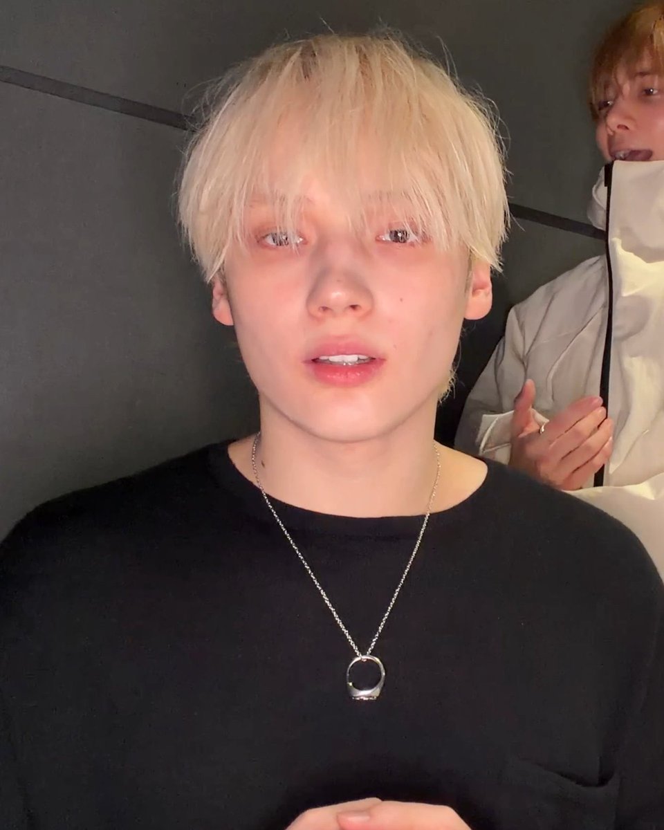 i do love it when he’s dolled up but his bare face is just perfect he’s genuinely so beautiful