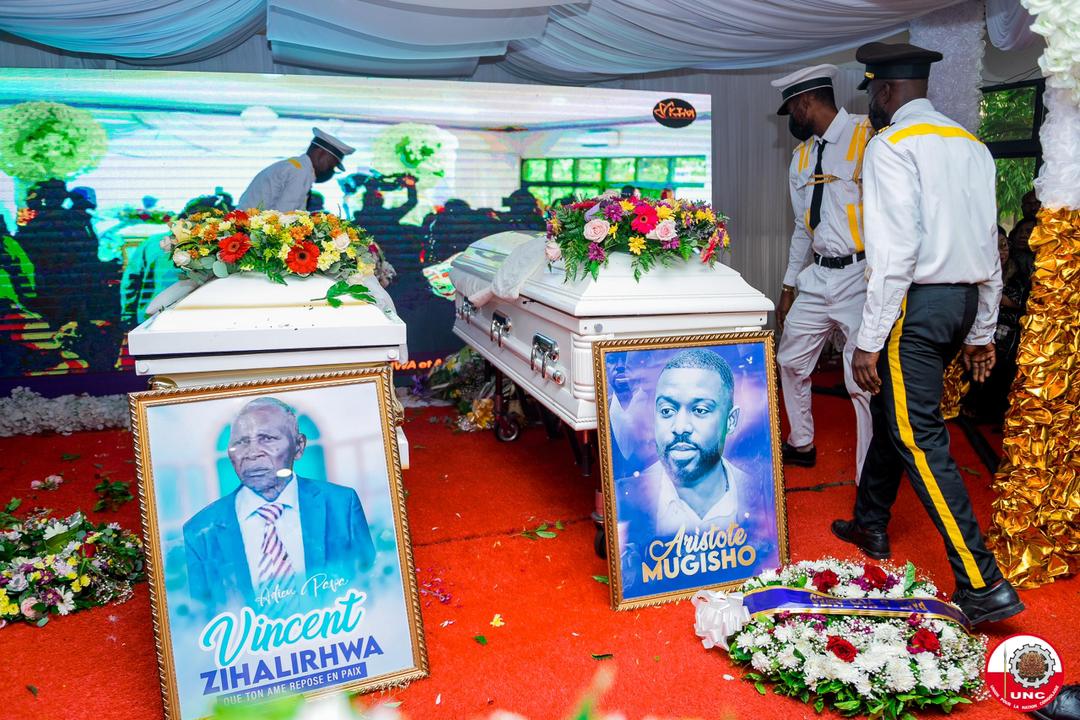 Perdre des êtres chers, c'est la perte d'une partie de soi-même, une douleur profonde qui laisse un vide, mais aussi des souvenirs impérissables. Pole Papa <a href="/VitalKamerhe1/">Vital Kamerhe</a> et Maman <a href="/HamidaKamerhe/">HAMIDA CHATUR KAMERHE</a>. Puisse Dieu seul vous consoler. 💔💔💔😭😭