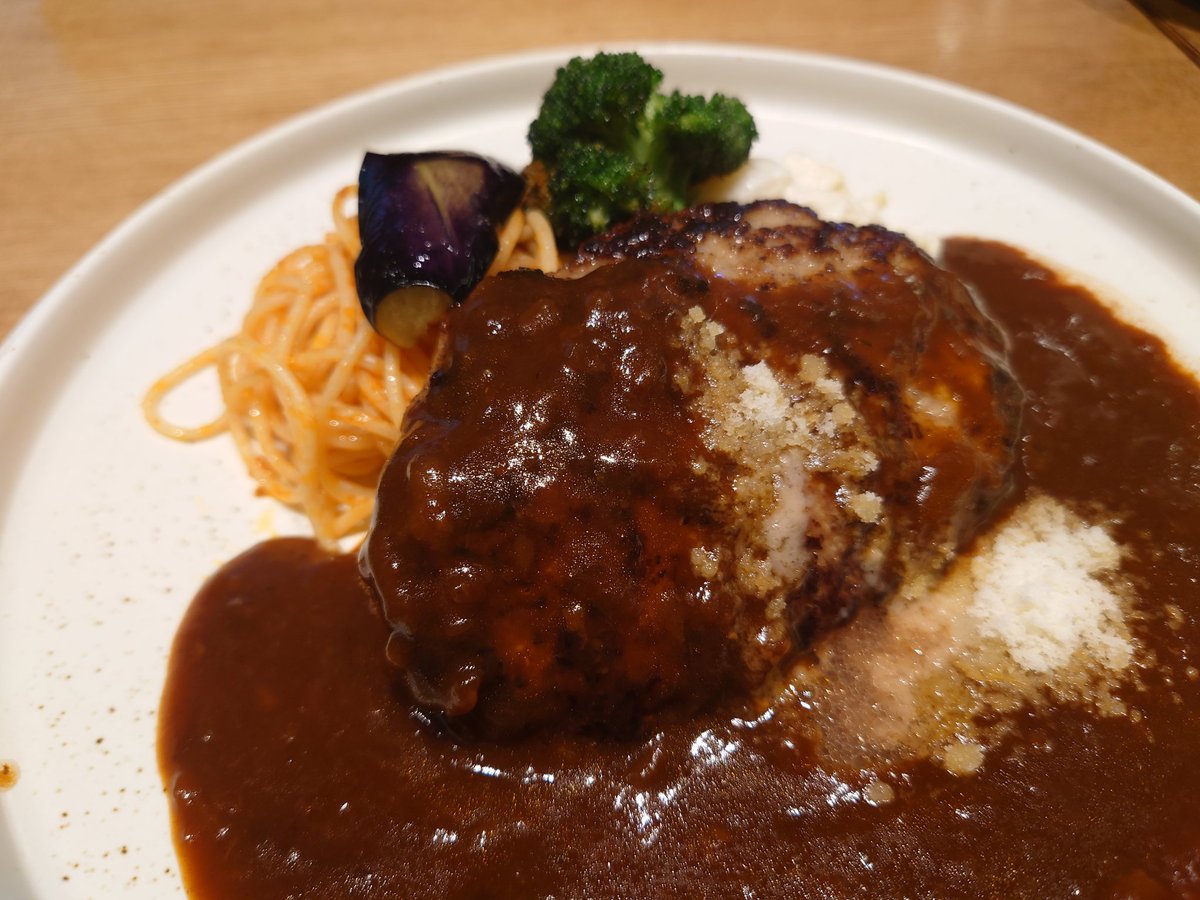 codeNoZero's tweet photo. 平日休みは山本のハンバーグさん。牛すじ煮込みハンバーグセット。お米も美味しくておかわり自由！でお腹いっぱい。 https://t.co/v7qGRqYQOX