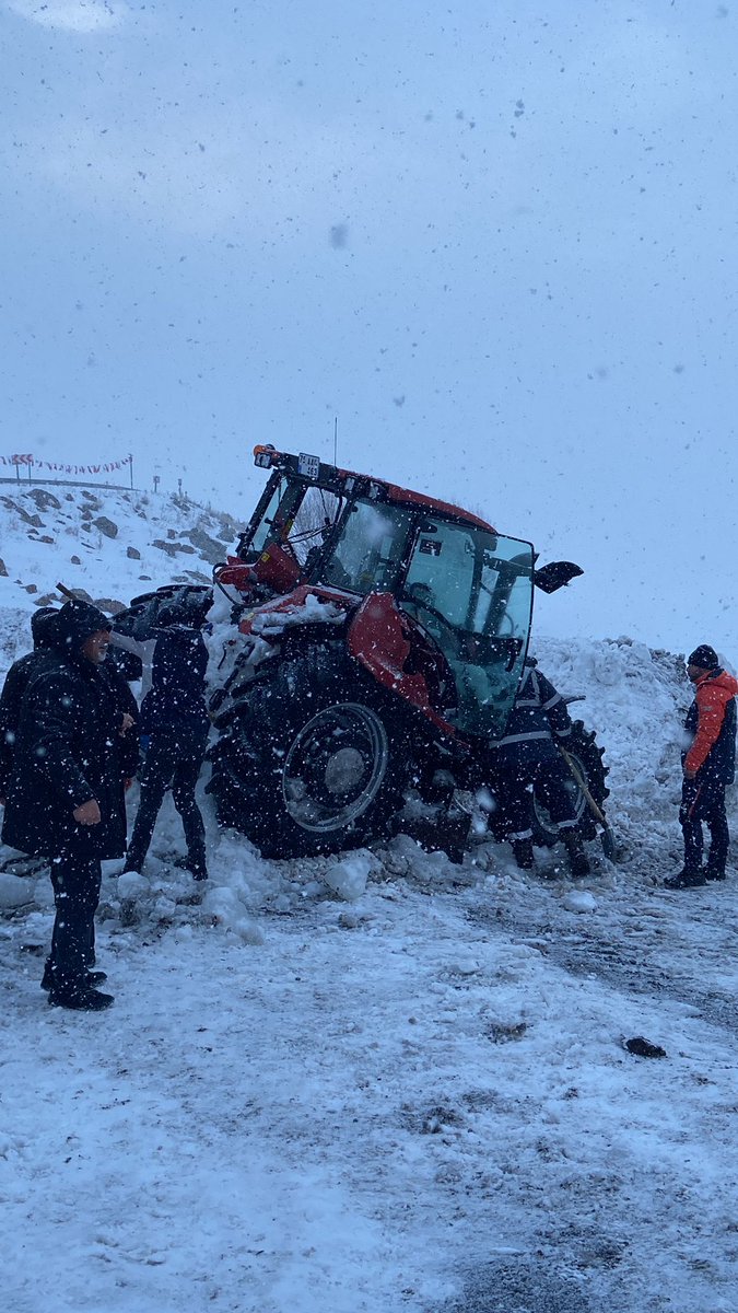 Çıldır Gölü üzerinde düzenlenmesi planlanan 10. Çıldır Gölü Altın At Kristal Buz Festivali öncesinde yapılan saha temizleme çalışmasında göle düşen traktör İl Özel İdaresi ekiplerinin koordineli çalışmasıyla bugün bulunduğu yerden çıkarılarak güvenli alana alındı. #çıldırsancağı