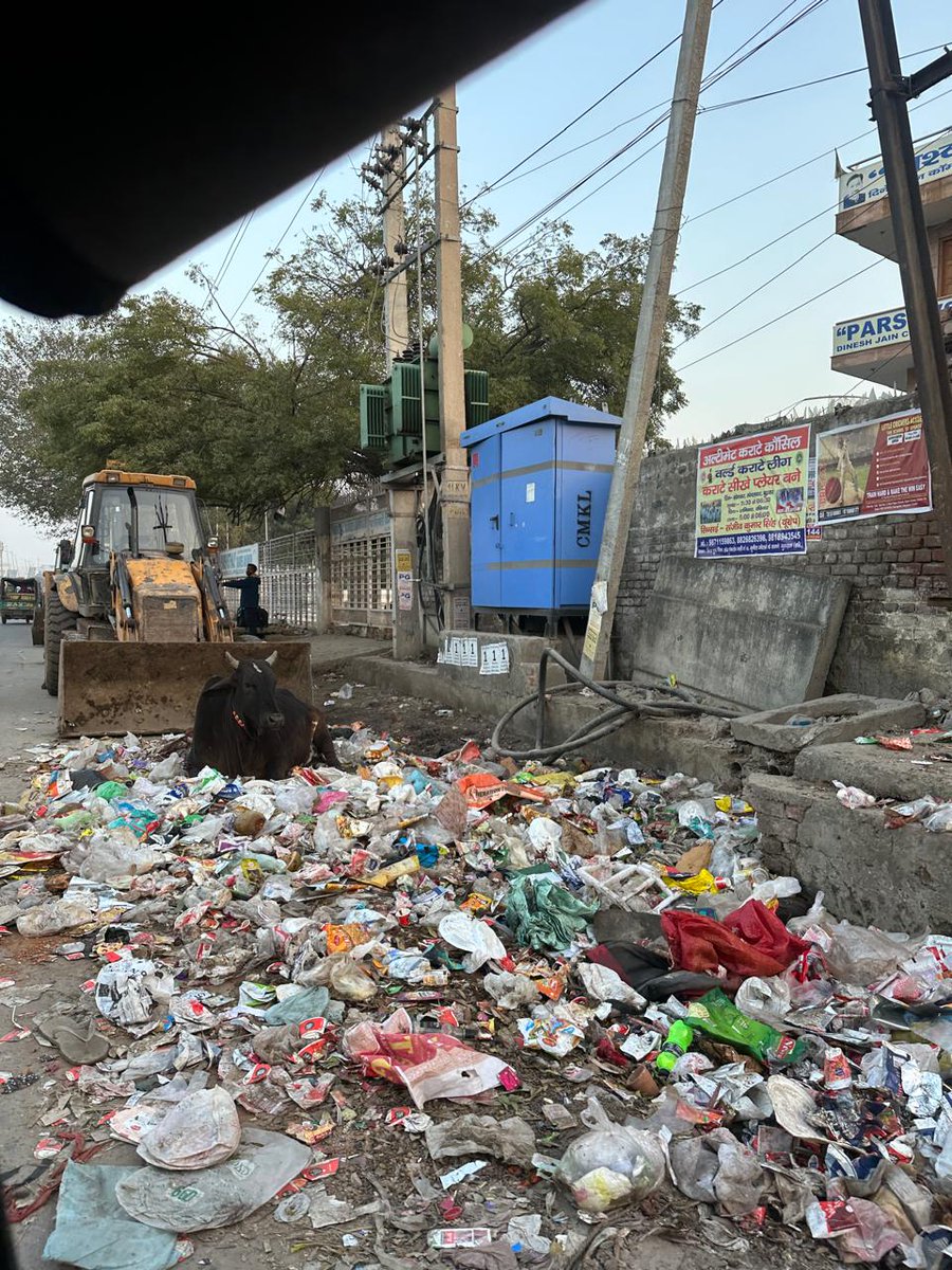 #गुरुग्रामप्रशासन की संवेदनहीनता उजागर—हंस इंक्लेव की गलियों में डेढ़ महीने से कूड़े के ढेर।

 दुर्गंध, गंदगी और बीमारी का खतरा बढ़ता जा रहा है। 

वेतन न मिलने से सफाई कर्मचारी गायब, प्रशासन बेखबर। क्या यही विकसित शहर की तस्वीर है? #Gurugram #AdminFailure

<a href="/CPCB_OFFICIAL/">Central Pollution Control Board</a> <a href="/cmohry/">CMO Haryana</a>
