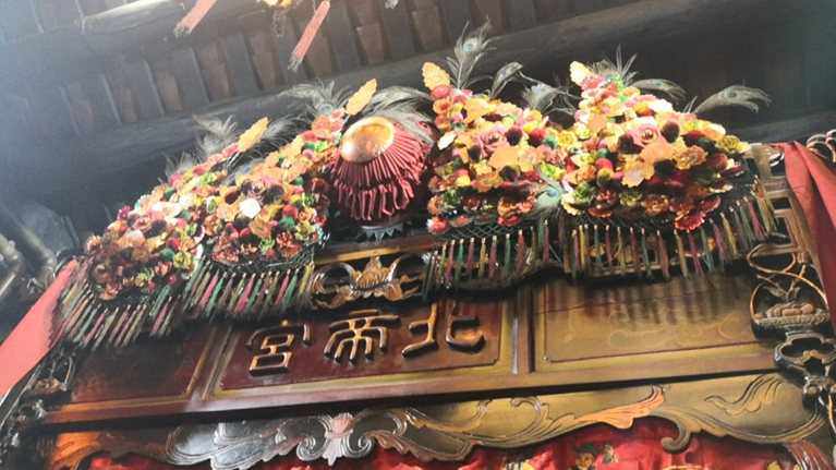 簪花挂红 这几天是一年一度换神红的日子了。 红色那布条和花球是“红”，另外两个东西叫“花”。 很多用途的……神庙门口、神龛上面、祖先龛上面都挂 ...