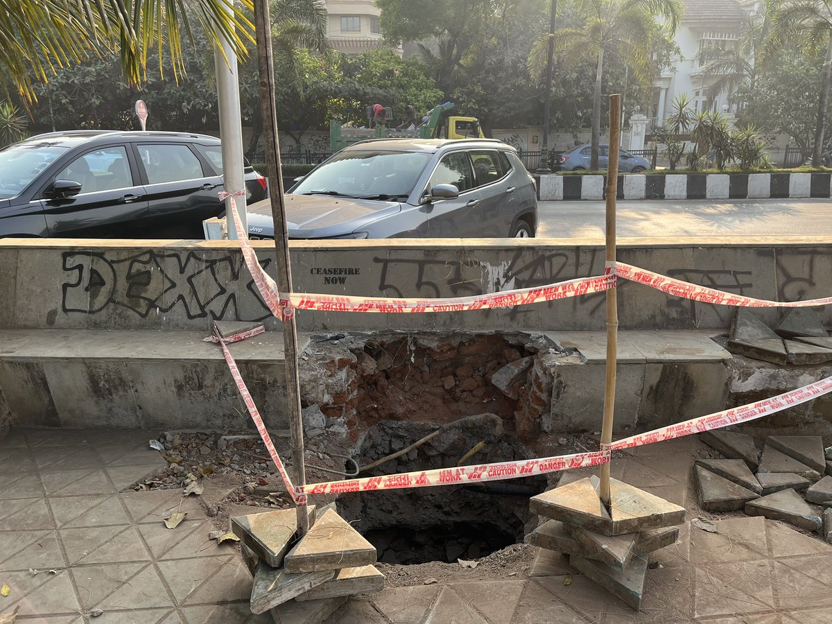 tajmahalfoxtrot's tweet photo. Carter Road Promenade being destroyed to construct 35 LED hoardings. https://t.co/7bfkgWuhYf