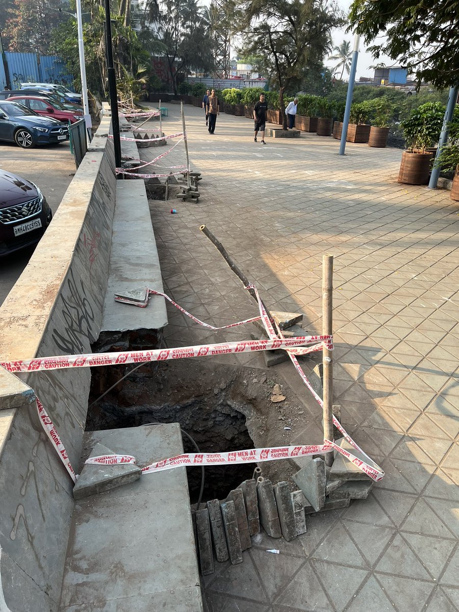 tajmahalfoxtrot's tweet photo. Carter Road Promenade being destroyed to construct 35 LED hoardings. https://t.co/7bfkgWuhYf
