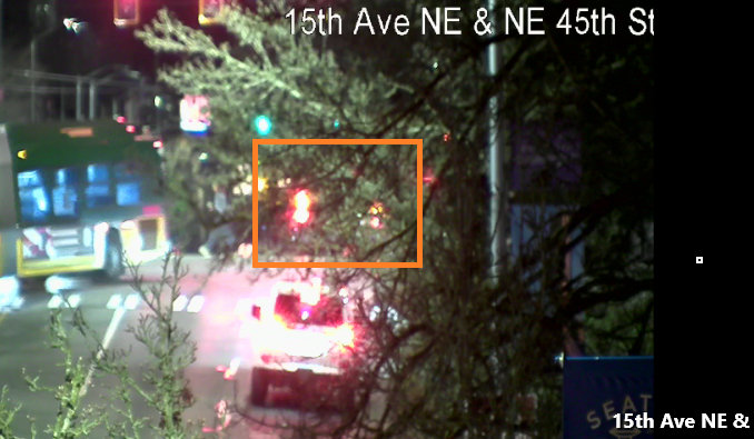 Vehículo estacionado bloquea el carril derecho EB