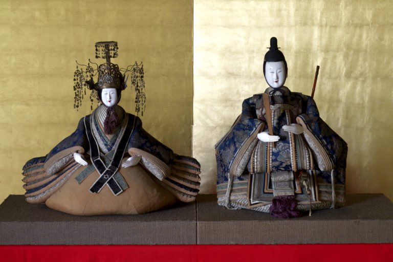 明日から享保雛と豆人形の展示が始まりますが、後ろの壁に緊急的な工事