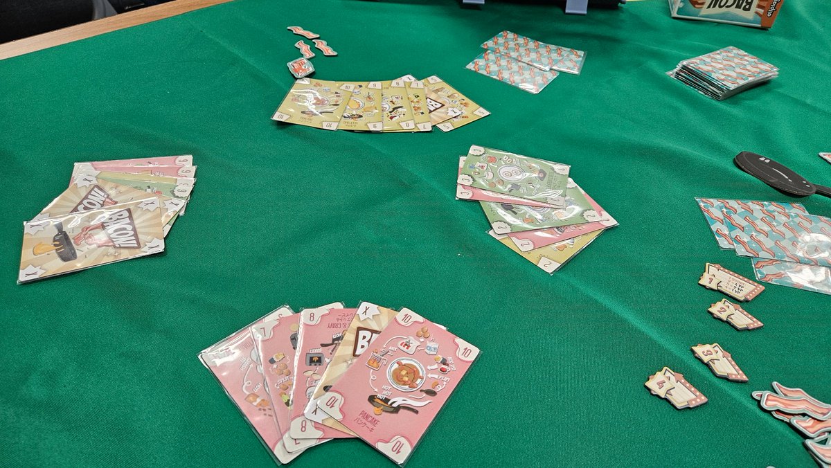 #ACRボドゲ
ベーコン
3人~6人用変則大富豪だが4人戦と6人戦は2チーム戦となる。各プレイヤーは毎ラウンド、オールマイティーのベーコンカードを2枚持っており弱いカードの補強や強いスペシャル役に活用出来る。自分は面白いと思ったけどウケはもう一つだったかな。