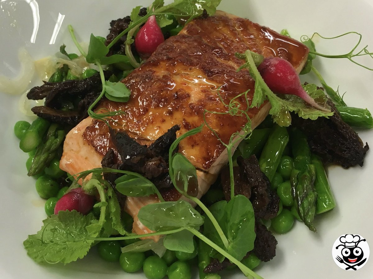 연어 스테이크와 글라세한 곰보버섯(Morel). 데친 아스파라거스, 껍질 벗긴 완두콩, 펜넬, 래디시, 물냉이가 들어간 상큼한 샐러드