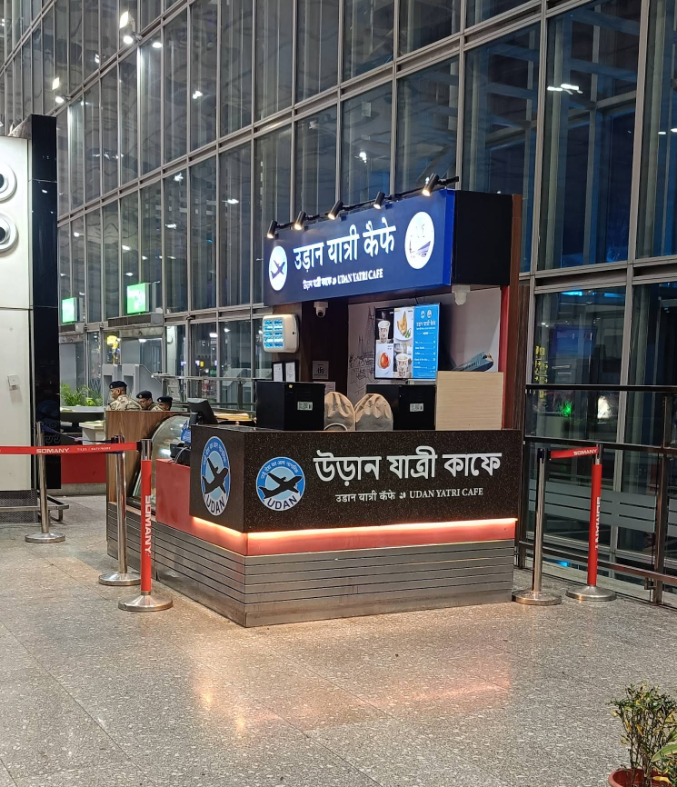 NalinisKitchen's tweet photo. I am not against the Udan Yatri Café, but it wasn’t even needed.
~ 4 crore people travelled by flight in a year
~ 720 crore people travelled by train in a year

The real issue is train food. Why is no one focusing on that?

A person travelling by flight is obviously capable of buying a samosa for ₹100. Even theatres sell samosas and popcorn for ₹120, and the middle class buys them happily.

All the government needed to do was control the prices at airports instead of giving a ₹20 samosa. A samosa shouldn’t cost ₹200 at an airport, but it also shouldn’t be ₹20.

Rich people are solving problems for the rich.

Let’s think about the 720 crore people who travel by train and are served the worst quality food.

This is the real issue.