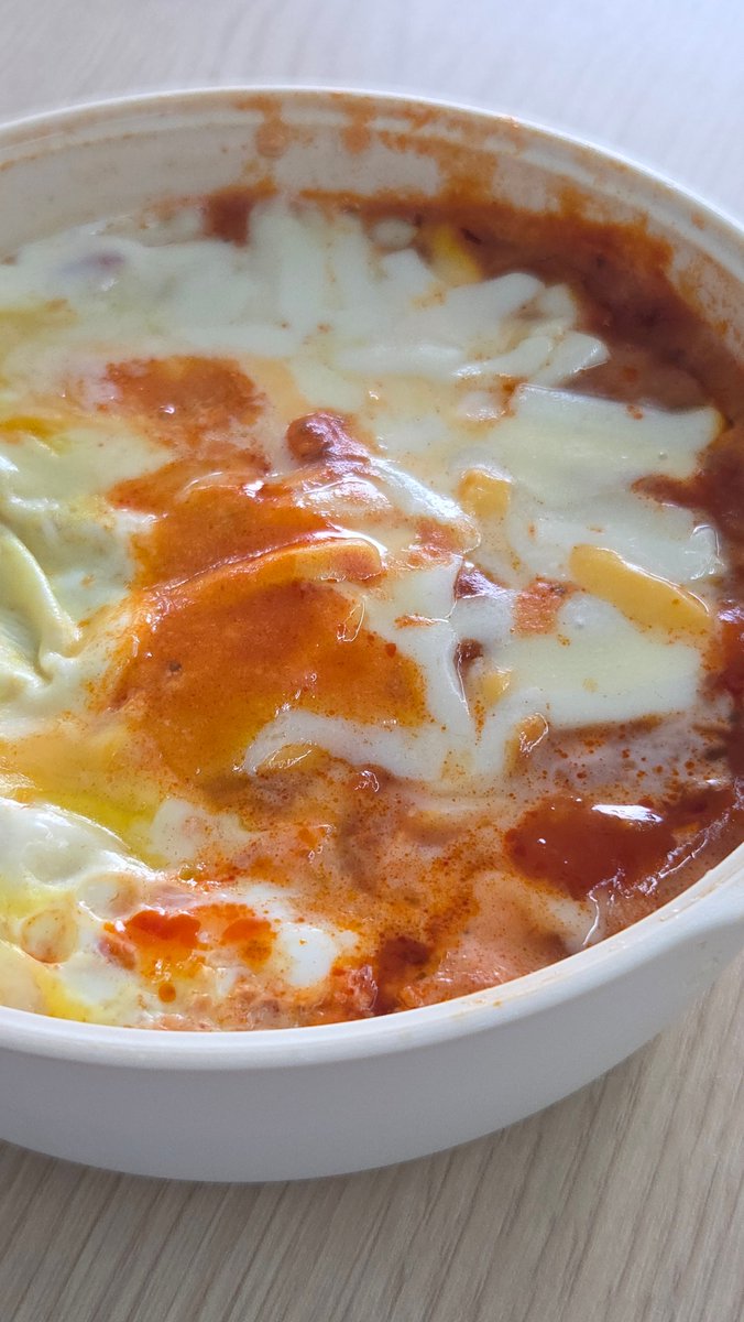 두부그라탕 먹었는데 성공했당
전에 해먹었을 때 두부에서 물이 너무 많이 나오고 콩맛이 많이 나서 실패했는데 이렇게 먹으니까 맛남!

순두부 1개
잘라서 전자레인지에 2분 돌리고 물 빼고 다시 2분 돌리고 물 뺌
위에 소스 크게 5~6숟갈 (1인분 안됨)
계란 하나 터뜨리고 치즈
전자레인지에 2분+2분