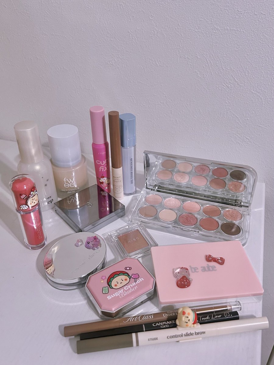 今日のメイク🍓🩷

彼氏にお菓子を作るのでバレンタインメイク💝
ニュートラルなかわいいピンクでメイクした( *❛ᴗ❛* )
ナチュラルに仕上げたけど、ameliのピンクビームハイライトがアクセントになってお気に入り🎀

#motd #今日のメイク #nuimotd