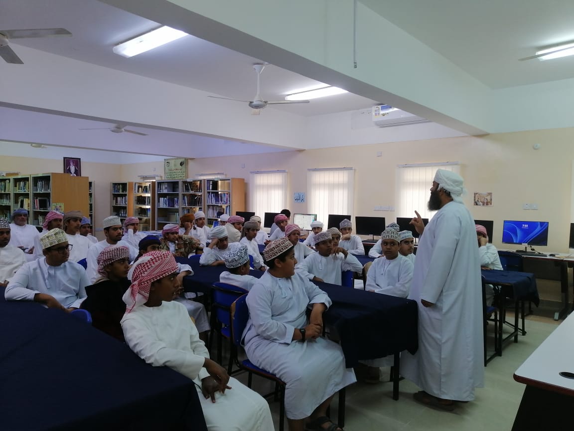 محاضرة للدكتور / عيسى العامري من جامعة التقنية بإبراء : المذاكرة الفعالة لطلاب المدرسة وضح فيه لماذا اذاكر ؟ ولمن اتفوق ؟ بالتعاون مع أخصائيي التوجيه المهني