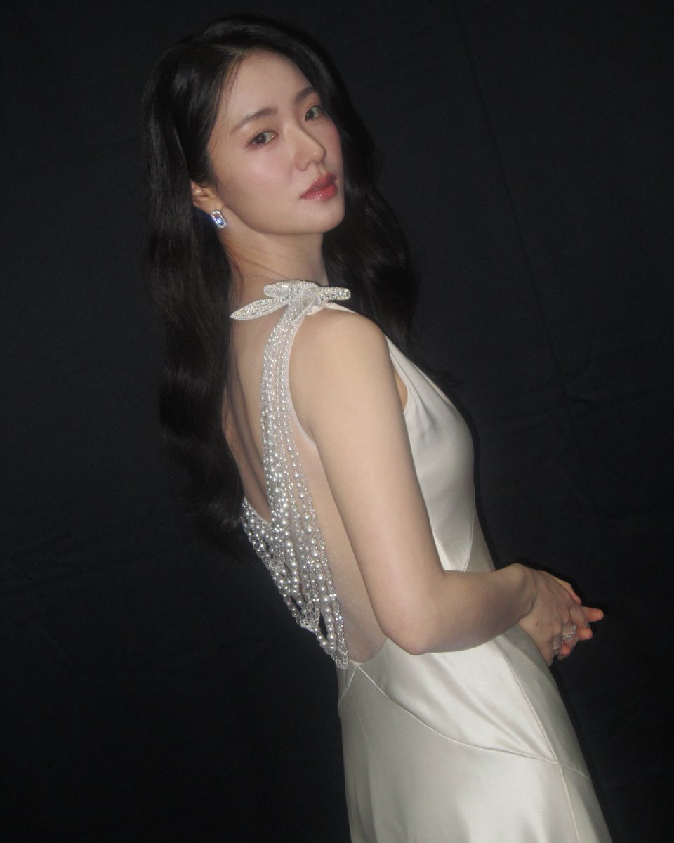 jeon yeobeen universe tweet media