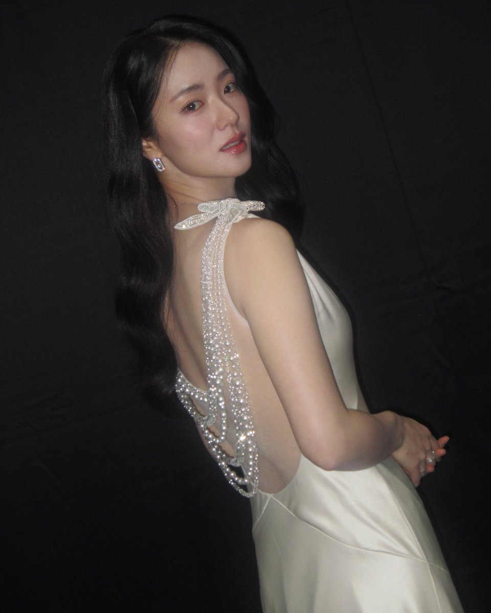 jeon yeobeen universe tweet media