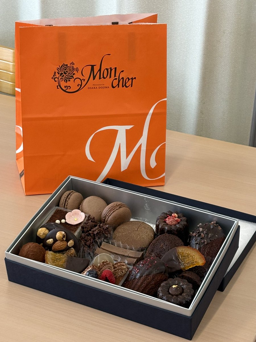 🍫Happy Valentine💝

パートナーの #モンシェール 様より、チョコレートセットをいただきました🍫

練習後の選手も大喜びでした💖
みんなで美味しくいただきます！
ありがとうございました✨

#サントリーサンバーズ大阪
#大阪から世界へ