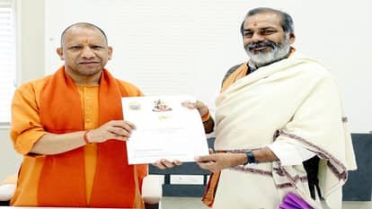 संतों का सम्मान हमारी संस्कृति की पहचान है।
स्वामी अविमुक्तेश्वरानंद सरस्वती जी पर हुई पुलिस कार्रवाई को लेकर समाज में रोष है।

मुख्यमंत्री <a href="/myogiadityanath/">Yogi Adityanath</a>  जी को परिषद के संस्थापक <a href="/sunilbharala/">Sunil Bharala</a> जी ने पत्र सौंपकर पूरे मामले की उच्चस्तरीय जांच कराने की मांग की..