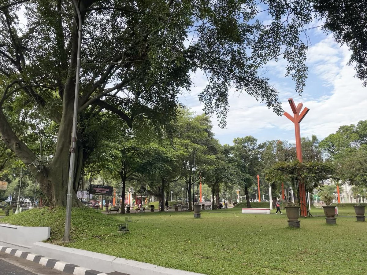 Dilarang bermain sepak bola ya di taman Alun2. Biar rumputnya tetap terjaga 🙏

Begitu pula untuk yg suka jalan atau duduk2 di atas rumput, jangan 🙏🙏