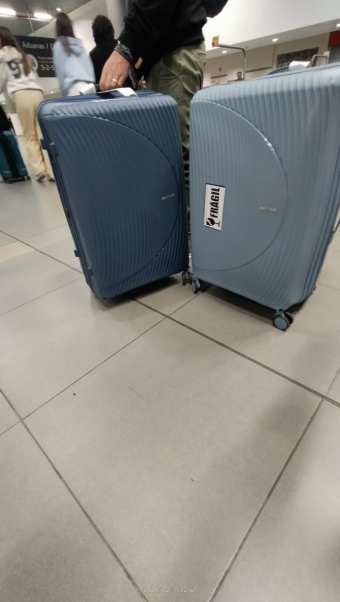 CharlieSilvaC's tweet photo. Buenas noches, señores @avianca queremos informarles que acabamos de aterrizar y nuestra maleta llegó sin una rueda. Cómo es posible que a pesar de que el equipaje dice frágil. Solicitamos de su respuesta frente a lo sucedido https://t.co/zOs1mxdssn