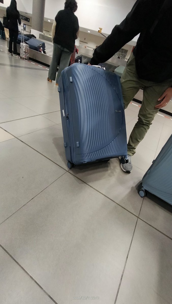 CharlieSilvaC's tweet photo. Buenas noches, señores @avianca queremos informarles que acabamos de aterrizar y nuestra maleta llegó sin una rueda. Cómo es posible que a pesar de que el equipaje dice frágil. Solicitamos de su respuesta frente a lo sucedido https://t.co/zOs1mxdssn
