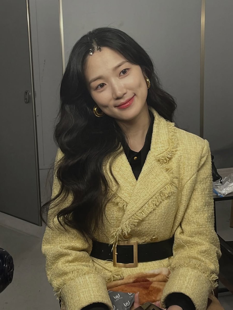 Hieyyoon's tweet photo. Caught in between touch-ups and subtle stillness seconds, I let myself breathe. A mirror, gentle hands, and fleeting glances, these brief in-betweens before the camera rolls always feel like borrowed calm, soft enough to hold for a moment longer! 🪞💛 https://t.co/YEfFHqnBvu